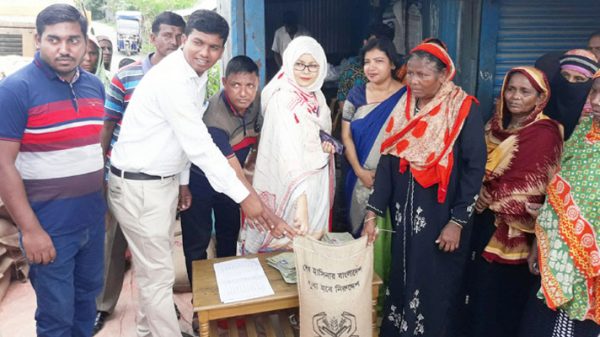 বন্দরের বাগবাড়িতে ১০ টাকা দরে চাল বিতরণ শুরু