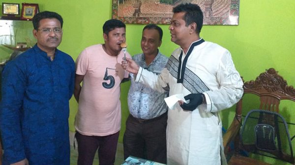 দাদা হলেন শামীম ওসমান, কর্মীদের মিষ্টিমুখ করালেন মীর সোহেল