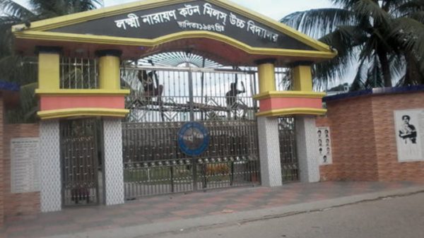 জন্তু-জানোয়ারে ভরে গেছে লক্ষ্মী নারায়ণ স্কুলের মাঠ !