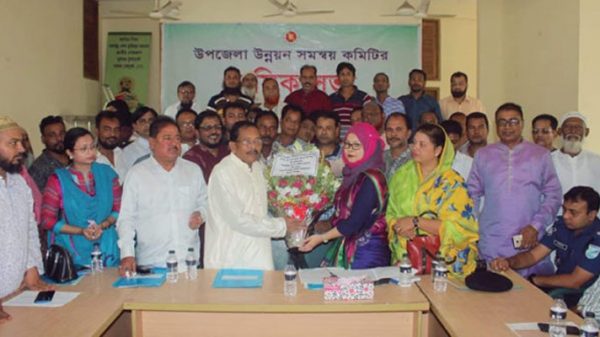 বন্দরে নবাগত উপজেলা নির্বাহী অফিসারকে চেয়ারম্যানের ফুলেল অভ্যর্থনা