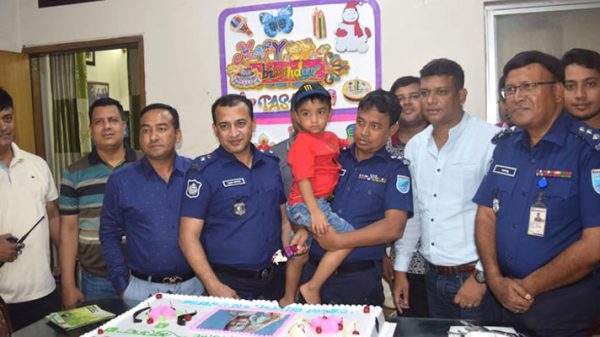 প্রধানমন্ত্রীর জন্মদিনে কেক কাটলেন এসপি হারুন অর রশীদ