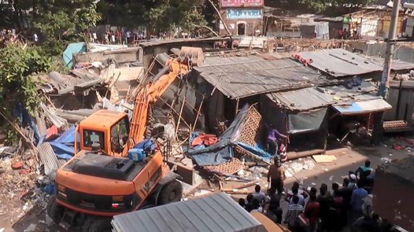 নারায়ণগঞ্জে রেলওয়ের জমি থেকে অবৈধ স্থাপনা উচ্ছেদ