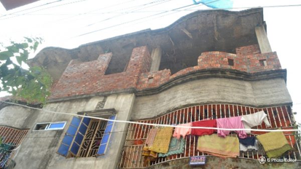 ফতুল্লায় নির্মাণাধীন ভবন থেকে ইট পড়ে হকার আহত