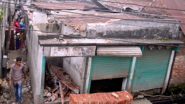 ফতুল্লায় বিধবার জায়গা দখলের অভিযোগ