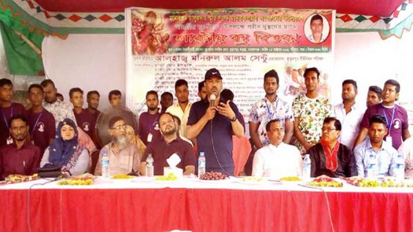মনোরঞ্জন তালুকদার স্মৃতি সংগঠনের উদ্যোগে শারদীয় দুর্গোৎসব উপলক্ষে বস্ত্র বিতরণ