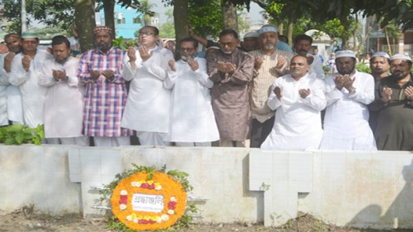 মহানগর বিএনপির উদ্যোগে জালাল হাজ্বীর কবরে শ্রদ্ধা জ্ঞাপন