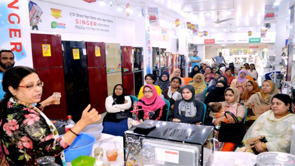 উকিলপাড়ায় সিঙ্গার শো-রুমে ‘হেলদি চিকেন’