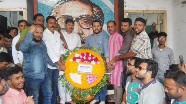 নিপুর নেতৃত্বে বঙ্গবন্ধুর প্রতিকৃতিতে ফুল দিয়ে শ্রদ্ধা
