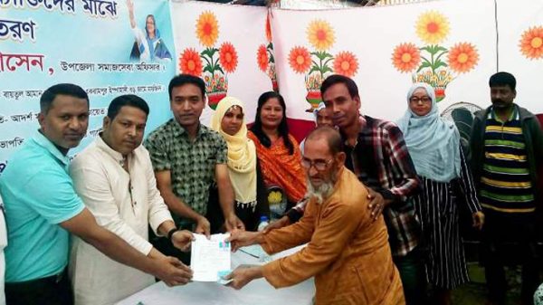 ২৩নং ওয়ার্ডে বয়স্ক ও প্রতিবন্ধীদের মাঝে ভাতা বহি বিতরণ