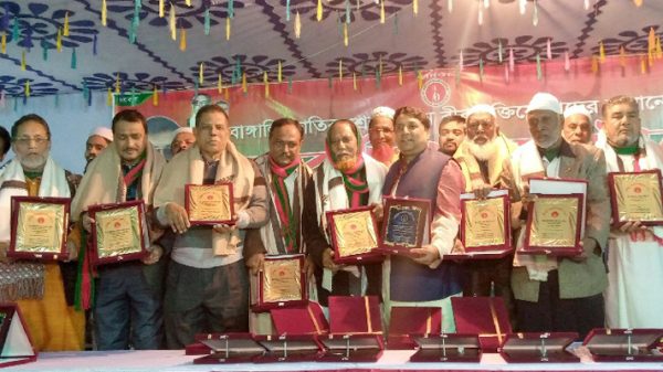 সিদ্ধিরগঞ্জে কাউন্সিলর মতির উদ্যোগে বীর মুক্তিযোদ্ধাদের সম্মাননা প্রদান