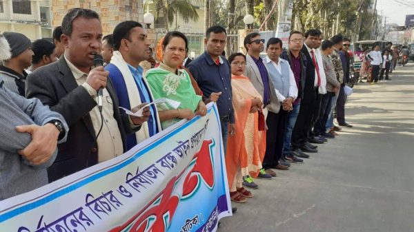 সারাদেশে সাংবাদিক নির্যাতন বন্ধে আইন প্রণয়নের দাবীতে ঝালকাঠিতে মানববন্ধন