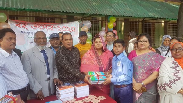 ফতুল্লা পাইলট উচ্চ বিদ্যালয়ে শিক্ষার্থীদের মাঝে বিনামূল্যে বই বিতরণ
