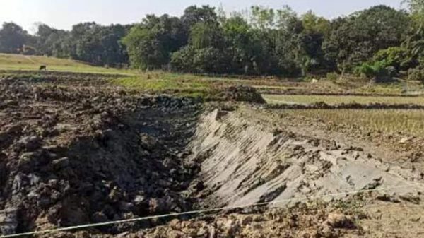 সোনারগাঁয়ে রাতের আধাঁরে কৃষকের জমির মাটি চুরি