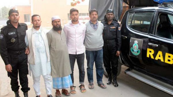 র‌্যাবের হাতে জাল স্ট্যাম্প ও ভুয়া কাজীসহ গ্রেপ্তার ৪