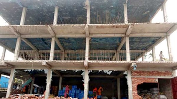 ফতুল্লায় অনুমোদনহীন তিন ভবনে রাজউকের অভিযান