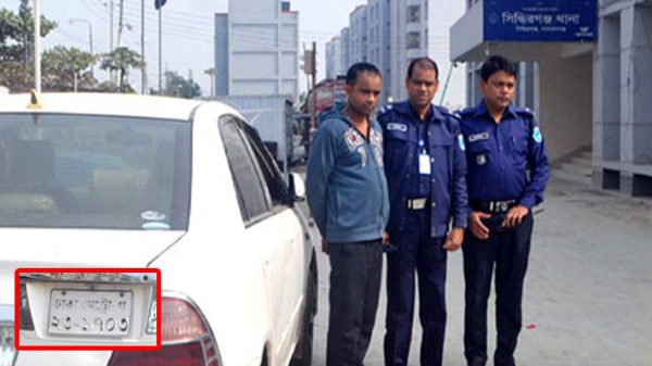 সিদ্ধিরগঞ্জে দেশীয় অস্ত্র ও প্রাইভেটকারসহ ছিনতাইকারী গ্রেফতার