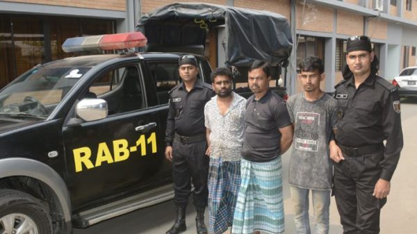 সিদ্ধিরগঞ্জে ২ হাজার লিটার চোরাই তেলসহ আটক ৩