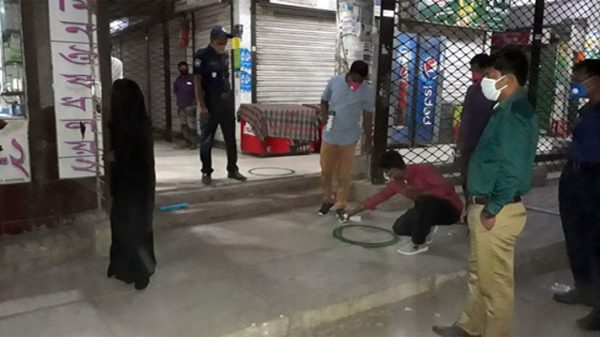 আড়াইহাজারে ফামের্সীতে সামাজিক দুরত্ব বৃত্ত তৈরি