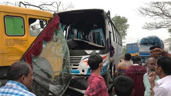 আড়াইহাজারে কাভার্ডভ্যান ও বাসের মুখোমুখি সংঘর্ষ, আহত ১০