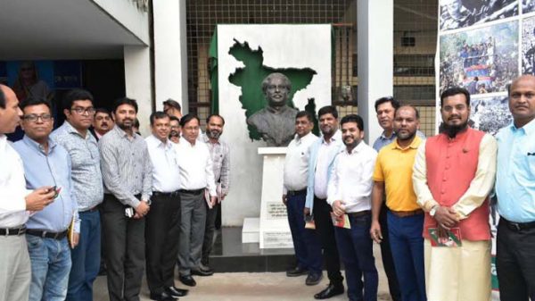 বঙ্গবন্ধু কর্ণার ও ম্যুরাল পরিদর্শনে না’গঞ্জ ক্লাব নেতৃবৃন্দ