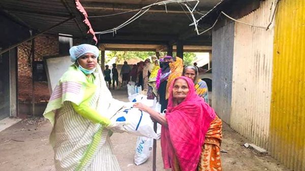 আড়াইহাজারে মহিলা দল নেত্রীর খাদ্যসামগ্রী বিতরণ