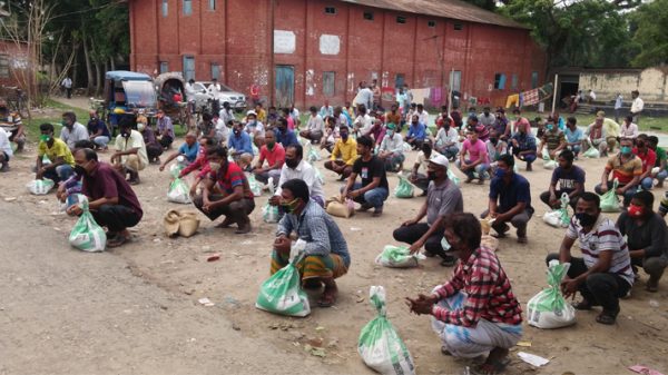 রাজবাড়ীতে কর্মহীন পরিবহন শ্রমিকদের মাঝে চাল বিতরণ