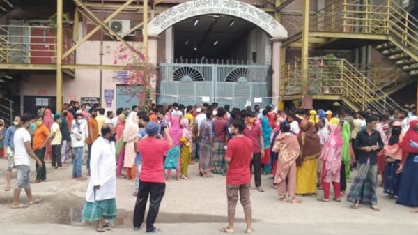 রূপগঞ্জে বেতনের দাবিতে পোশাক শ্রমিকদের বিক্ষোভ