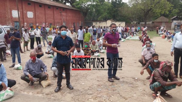 রাজবাড়ীতে কর্মহীন সড়ক পরিবহন শ্রমিকদের খাদ্য সামগ্রী বিতরণ