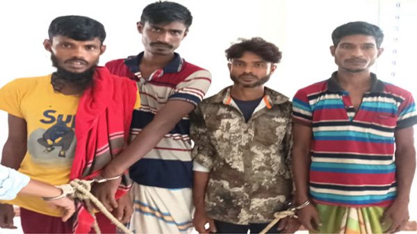 বন্দরে চোর সন্দেহে ৪ যুবক আটক