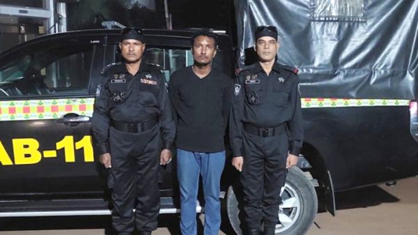 র‌্যাবের অভিযানে ৩৮ কেজি গাঁজাসহ প্রাইভেট কার জব্দ, আটক ১