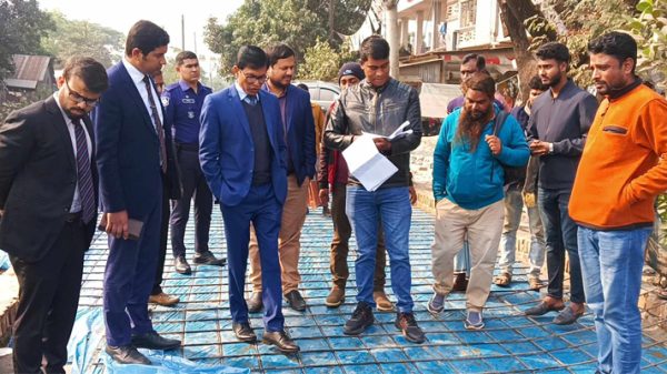 রূপগঞ্জে সড়ক নির্মাণ কাজ পরিদর্শনে জেলা প্রশাসক