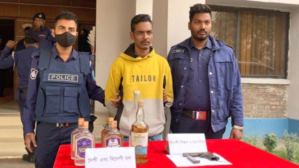 রূপগঞ্জে বিদেশী পিস্তল ও মদসহ স্বতন্ত্র প্রার্থীর কর্মী গ্রেফতার