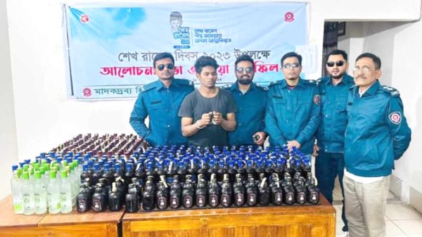 রূপগঞ্জে বিপুল পরিমাণ বিদেশী মদসহ মাদক ব্যবসায়ী গ্রেফতার