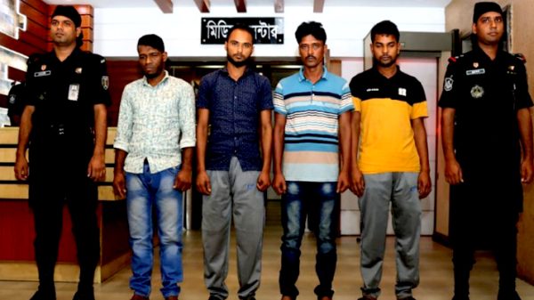 আড়াইহাজারে ডাকাতি করতে গিয়ে দলবেঁধে ধর্ষণ, আটক ৪