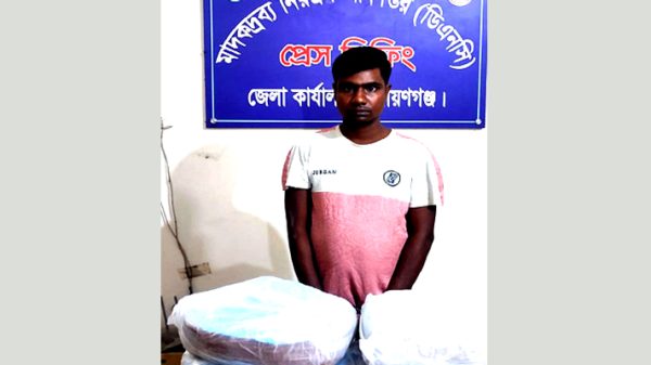 রূপগঞ্জে ৮ কেজি গাঁজাসহ মাদক ব্যবসায়ী আটক