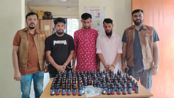 রূপগঞ্জে ৩ যুবক আটক, ফেন্সিডিল উদ্ধার