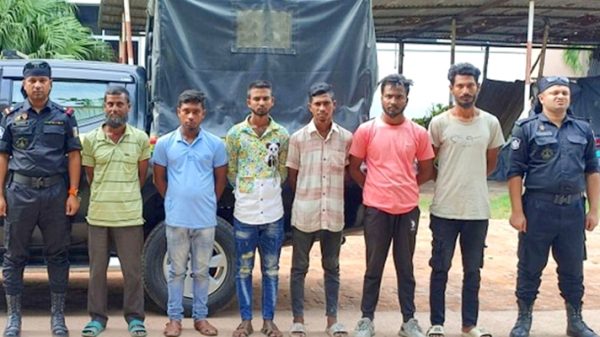 সিদ্ধিরগঞ্জে পরিবহন চাঁদাবাজ চক্রের মূল হোতাসহ ৬ জন আটক