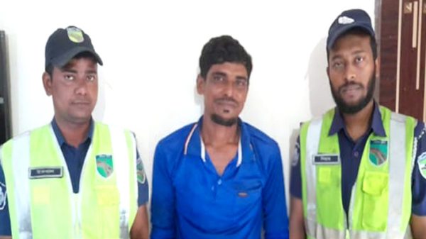 সিদ্ধিরগঞ্জে মহাসড়কে চাঁদাবাজিকালে আটক ১