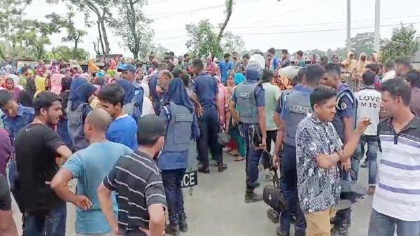 ঢাকা-চট্টগ্রাম মহাসড়কে ৪ কিলোমিটার যানজট, শ্রমিকদের বিক্ষোভ