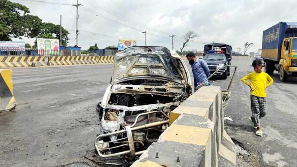সোনারগাঁয়ে মাইক্রোবাসে আগুন, দগ্ধ ৫