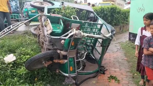 বন্দরে কাভার্ডভ্যান-অটোরিকশা সংঘর্ষ, নিহত ১