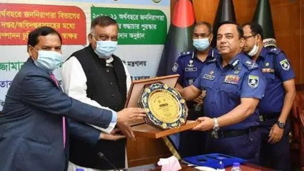 শুদ্ধাচার পুরস্কার কী এবং কোন যোগ্যতায় দেয়া হয়?