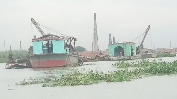 বক্তাবলীতে বুড়িগঙ্গা নদী হতে মাটি তুলে নিচ্ছে মেসী বাহিনী!