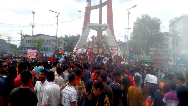 শহরে চলমান কোটা সংস্কার আন্দোলনকারীদের ঢল