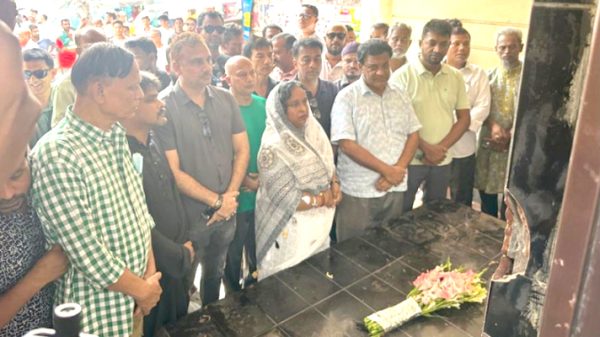 বঙ্গবন্ধুর প্রতিকৃতিতে মেয়র আইভীর শ্রদ্ধা