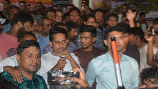 আমানতের জানাজায় অংশ নিতে নারায়ণগঞ্জে উপদেষ্টা আসিফ