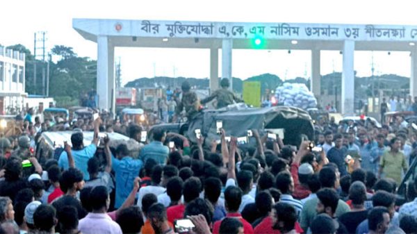বন্দরে ডাকাত সন্দেহে আটক ৭, মাইক্রোবাসে অগ্নিসংযোগ