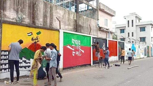 স্কুল শিক্ষার্থীদের অঙ্কনে সেজেছে জরাজীর্ণ দেয়াল