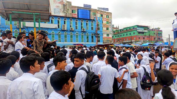 ফতুল্লায় প্রধান শিক্ষকের অপসারণের দাবিতে শিক্ষার্থীদের বিক্ষোভ