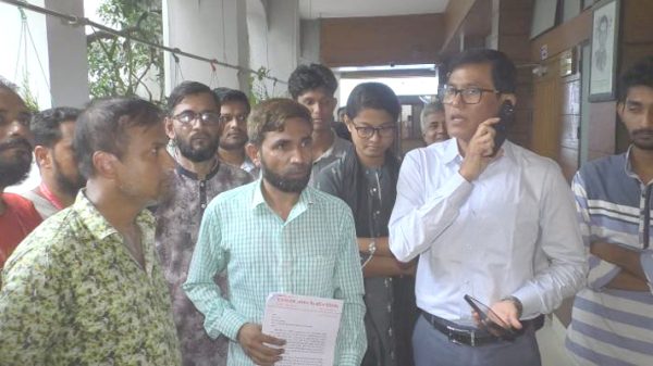 বকেয়া বেতনের দাবীতে প্যারাডাইস শ্রমিকদের ডিসির কাছে স্মারকলিপি